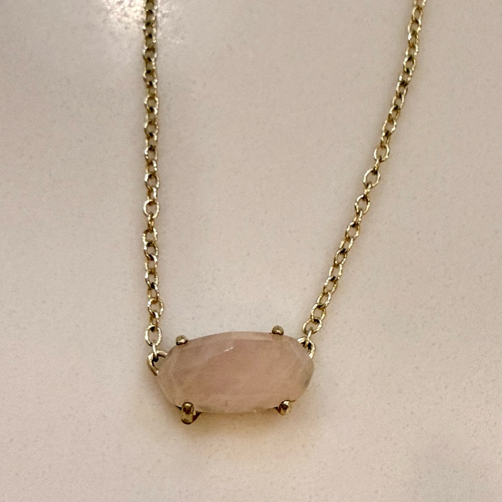 Kendra Scott Elisa Gold short pendant Necklace with pale pink - Picture 5 of 9
